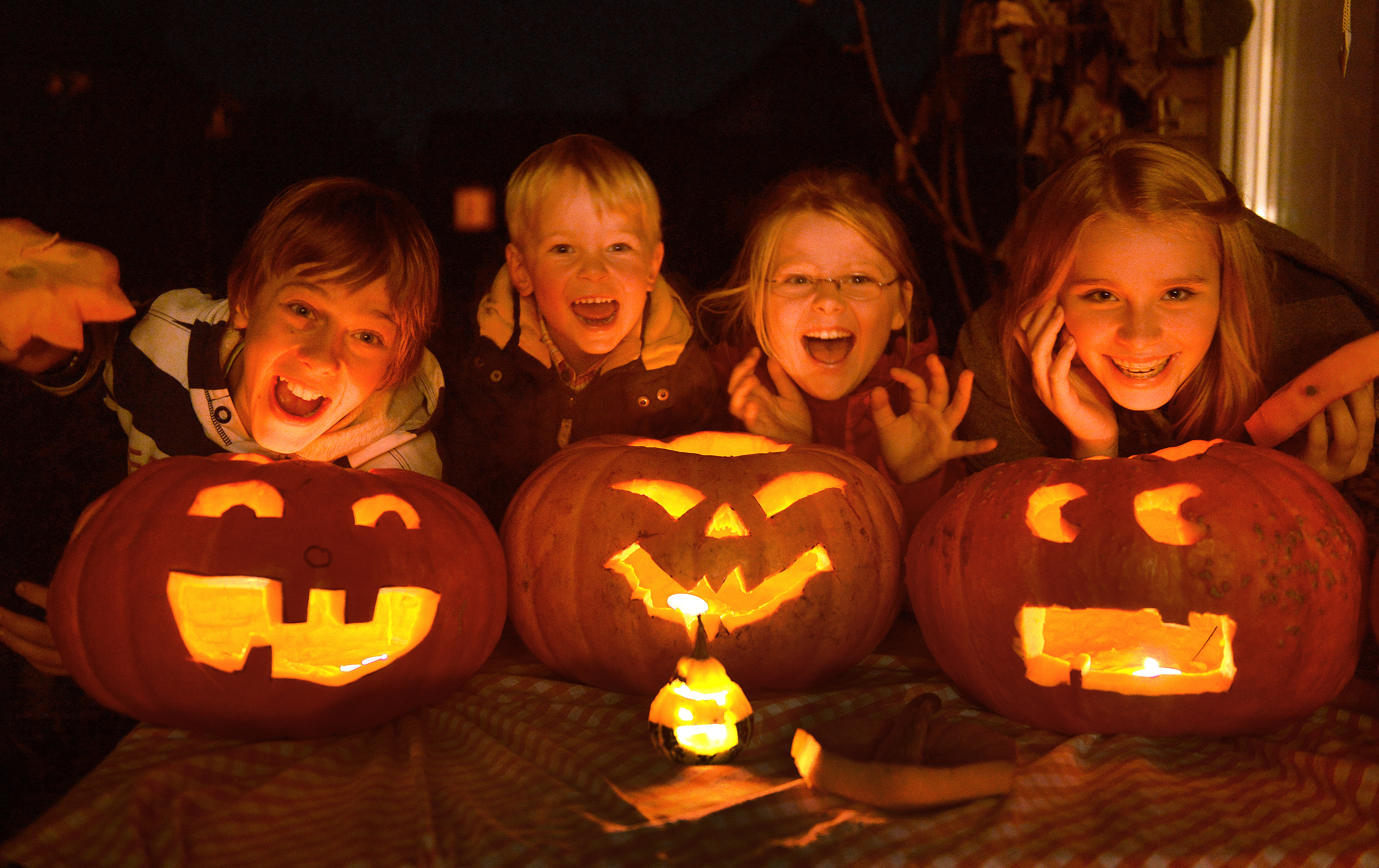 Году будет хэллоуин. 31 Октября - Хэллоуин (Halloween) в Великобритании. Хэллоуин великобританские праздники. Празднование Хэллоуина в Англии. Хэллоуин в Англии традиции.